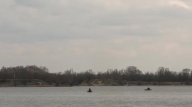 İlkbaharda gölde kauçuk balıkçılar