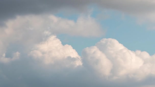 Movimiento Nubes Oscuras Cielo Azul — Vídeos de Stock