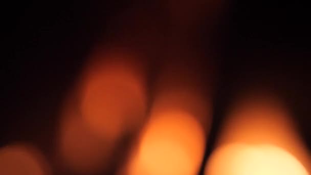 bois de chauffage brûle dans la cheminée avec des langues rouges de flamme 