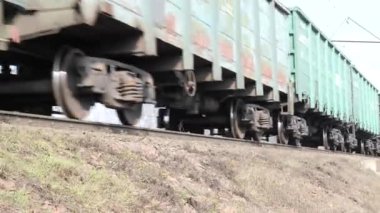 Büyük yük treni 2020 raylarında ilerliyor.