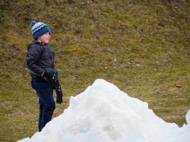 Kış eğlencesi Şapkalı neşeli çocuk 2020 kartopu oynuyor.
