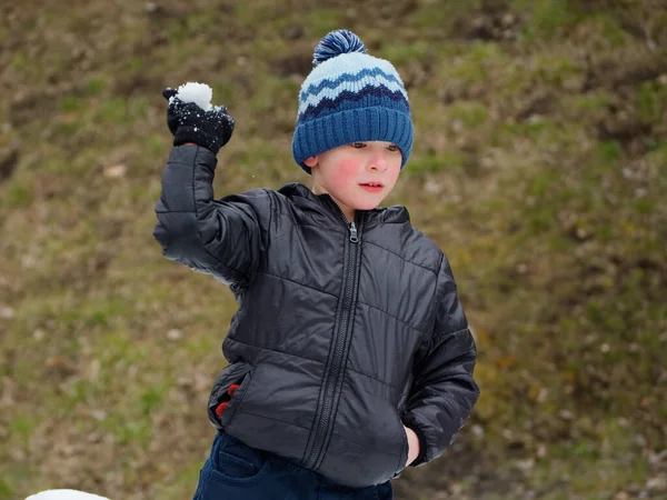 Diversión Invernal Niño Alegre Sombrero Juega Bolas Nieve 2020 — Foto de Stock