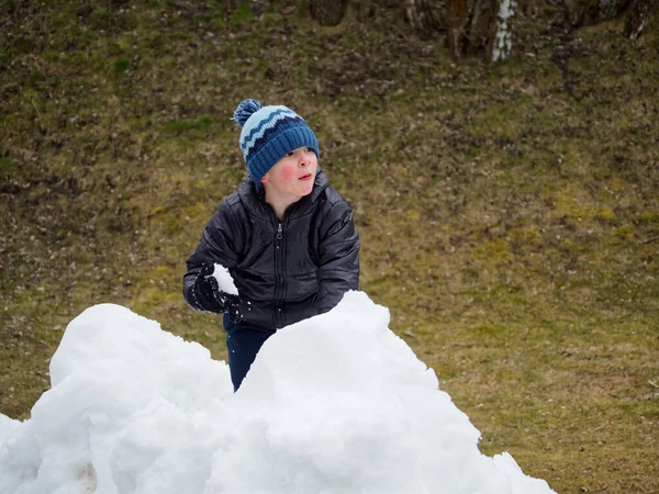 Winterpret Vrolijk Kind Een Hoed Speelt Sneeuwballen 2020 — Stockfoto