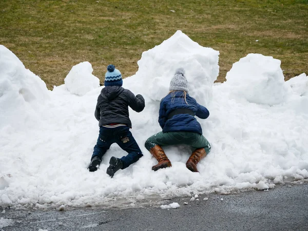 Χειμερινή Διασκέδαση Χαρούμενο Παιδί Ένα Καπέλο Παίζει Χιονόμπαλες 2020 — Φωτογραφία Αρχείου