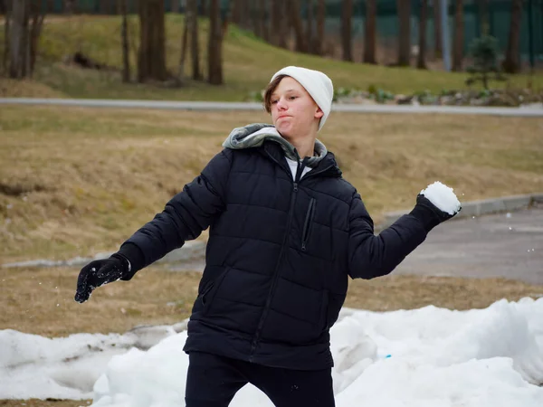 Diversión Invernal Alegre Adolescente Sombrero Juega Bolas Nieve 2020 — Foto de Stock