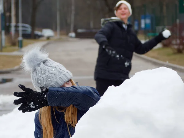 Diversión Invernal Alegre Adolescente Sombrero Juega Bolas Nieve 2020 — Foto de Stock