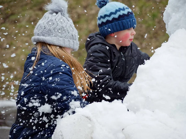 Diversión Invernal Niño Alegre Sombrero Juega Bolas Nieve 2020 — Foto de Stock