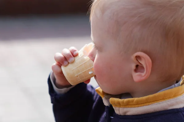 Niño Alegre Comiendo Helado Aire Libre 2020 — Foto de Stock