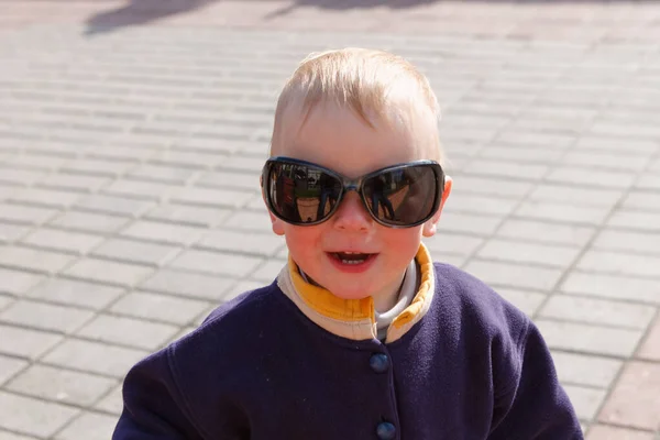 2020年大街上戴着大大的眼镜的快乐的小孩 — 图库照片