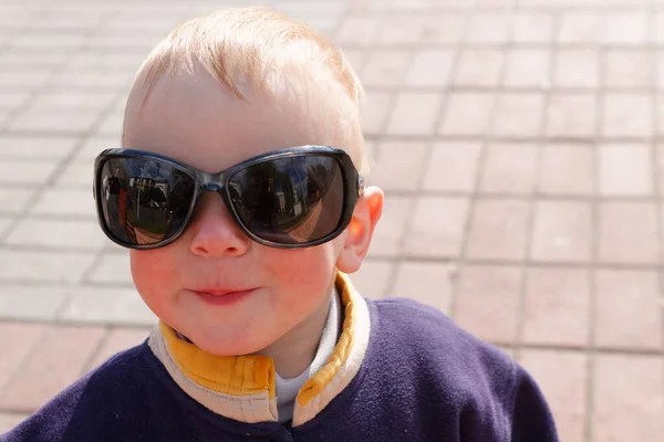 Niño Alegre Grandes Gafas Calle 2020 — Foto de Stock