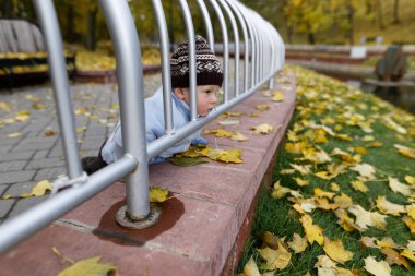 Köprüde küçük bir çocuk 2020 köprüsünden aşağıya bakıyor.