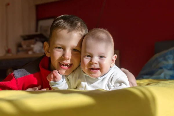 Niños Pequeños Alegres Niños Sin Dientes Retrato Infantil Grande 2020 — Foto de Stock