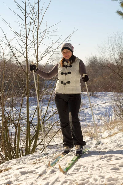 Γυναίκα Σκι Στο Δάσος Υγιεινό Τρόπο Ζωής 2020 — Φωτογραφία Αρχείου