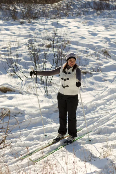 Γυναίκα Σκι Στο Δάσος Υγιεινό Τρόπο Ζωής 2020 — Φωτογραφία Αρχείου