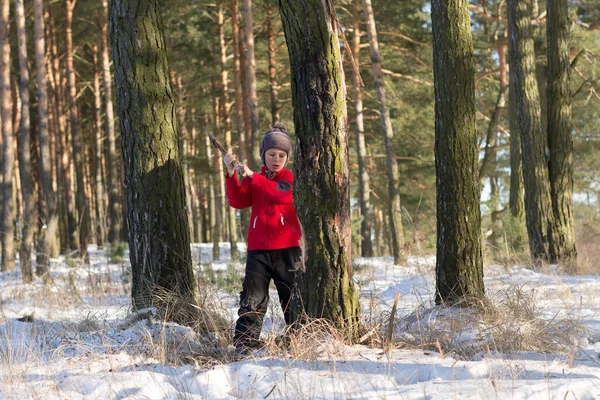 Dziecko Siekające Siekierę Drzewem Lesie 2020 — Zdjęcie stockowe