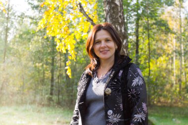 2020 huş ağacında güzel bir bahar kadını.