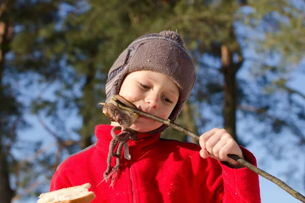 Niño Comiendo Carne Picnic Naturaleza Bosque 2020 — Foto de Stock