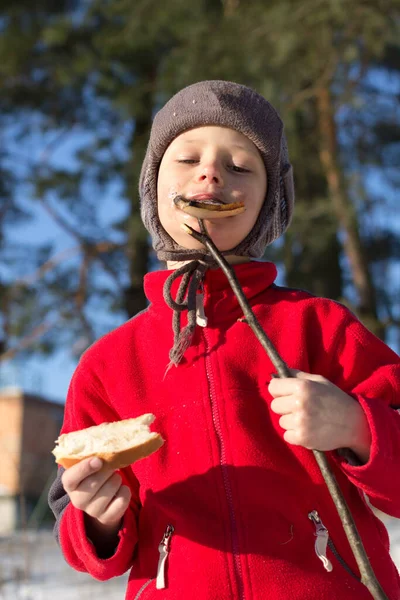 Niño Comiendo Carne Picnic Naturaleza Bosque 2020 — Foto de Stock