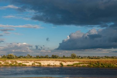 2020 ilkbaharının başlarında tarlanın üzerinde gök gürültülü bulutlar