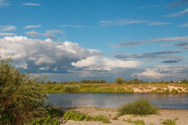 2020 ilkbaharının başlarında tarlanın üzerinde gök gürültülü bulutlar