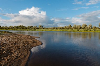 2020 ilkbaharının başlarında tarlanın üzerinde gök gürültülü bulutlar