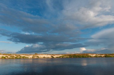 2020 ilkbaharının başlarında tarlanın üzerinde gök gürültülü bulutlar