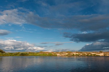 2020 ilkbaharının başlarında tarlanın üzerinde gök gürültülü bulutlar