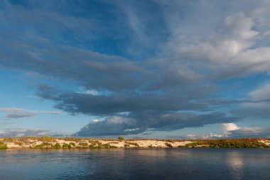 2020 ilkbaharının başlarında tarlanın üzerinde gök gürültülü bulutlar