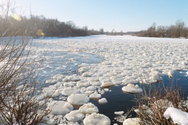 Hızlı bir kış nehri üzerinde tehlikeli buz hareketi 2020