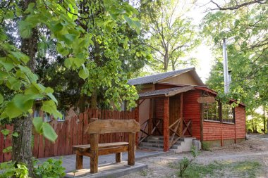 Gomel, Belarus - 8 Mayıs 2014: RANCHO Aile Tatil Üssü. 2020 konforlu ayrı evler.