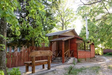 Gomel, Belarus - 8 Mayıs 2014: RANCHO Aile Tatil Üssü. 2020 konforlu ayrı evler.