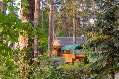 Gomel, Belarus - 8 Mayıs 2014: RANCHO Aile Tatil Üssü. 2020 konforlu ayrı evler.