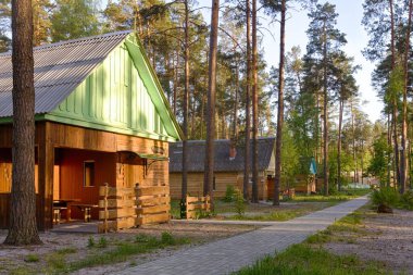 Gomel, Belarus - 8 Mayıs 2014: RANCHO Aile Tatil Üssü. 2020 konforlu ayrı evler.