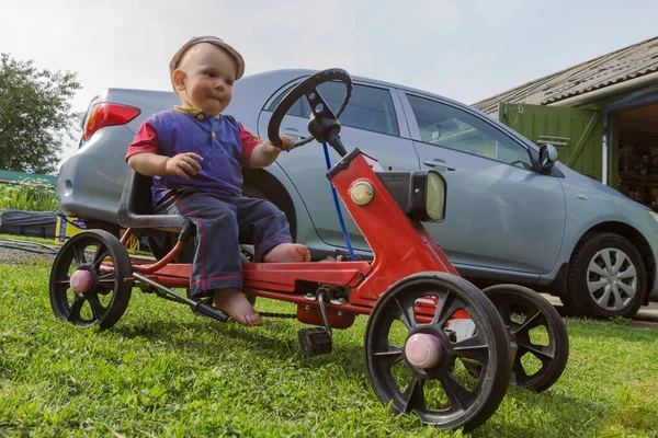Criança Pequena Alegre Monta Carro Brinquedo 2020 — Fotografia de Stock