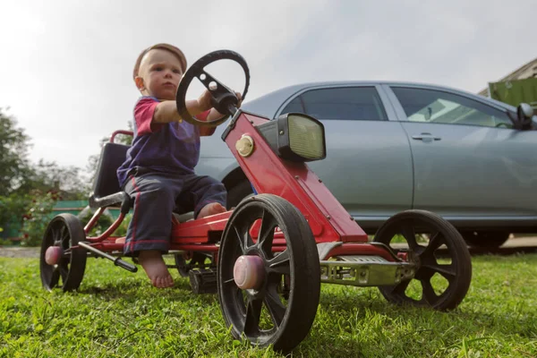 Criança Pequena Alegre Monta Carro Brinquedo 2020 — Fotografia de Stock