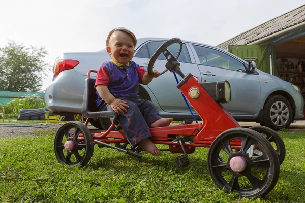 Criança Pequena Alegre Monta Carro Brinquedo 2020 — Fotografia de Stock