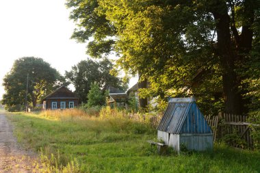 2020 'nin gün batımında eski harap köy evi.