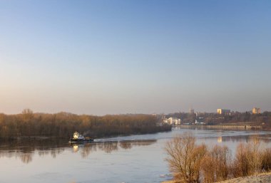 Tekne römorkörü sabah nehrine gidiyor. Belarus Gomel 2020