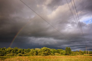 2020 yazında nehrin üzerinde bulutlu bulutlar