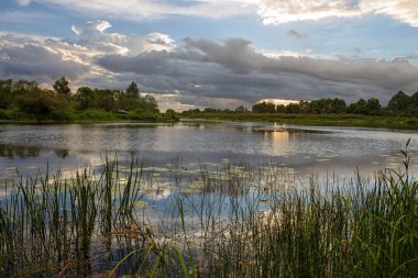 2020 yazında nehrin üzerinde bulutlu bulutlar
