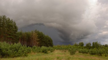 2020 yazında nehrin üzerinde bulutlu bulutlar