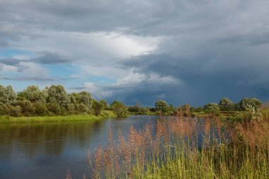 2020 yazında nehrin üzerinde bulutlu bulutlar