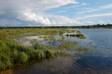 2020 yazında nehrin üzerinde bulutlu bulutlar