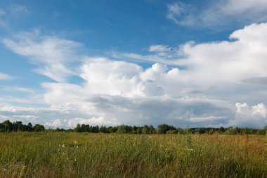 2020 yazında nehrin üzerinde bulutlu bulutlar