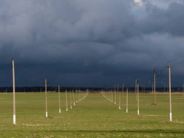 2020 'deki elektrik hatları üzerinde fırtına bulutları
