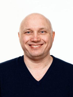 2020 'de beyaz arka planda kel, neşeli bir adamın portresi.