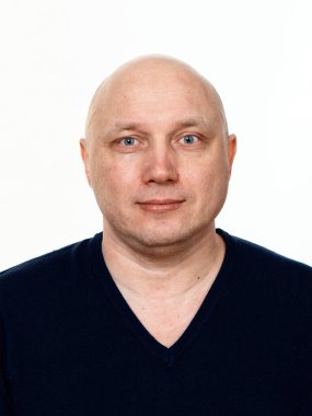 2020 'de beyaz arka planda kel, neşeli bir adamın portresi.