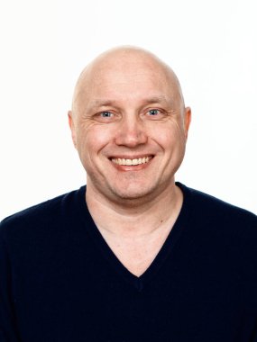 2020 'de beyaz arka planda kel, neşeli bir adamın portresi.