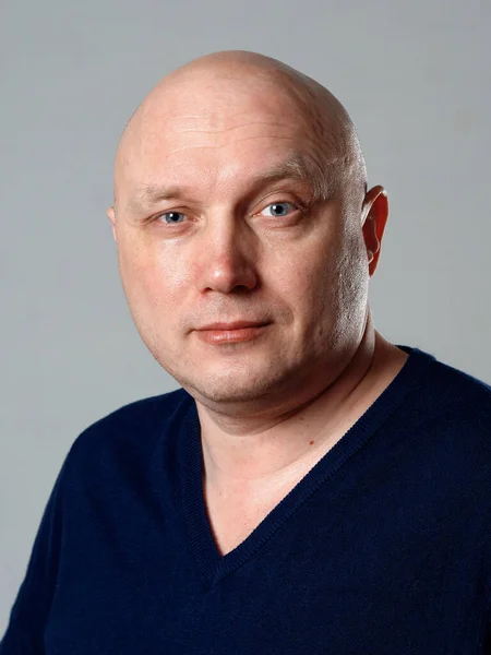 Retrato Hombre Calvo Alegre Sobre Fondo Gris 2020 —  Fotos de Stock