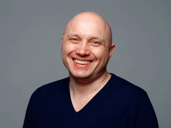 Portrait Bald Cheerful Man Gray Background 2020 — Stock Photo, Image